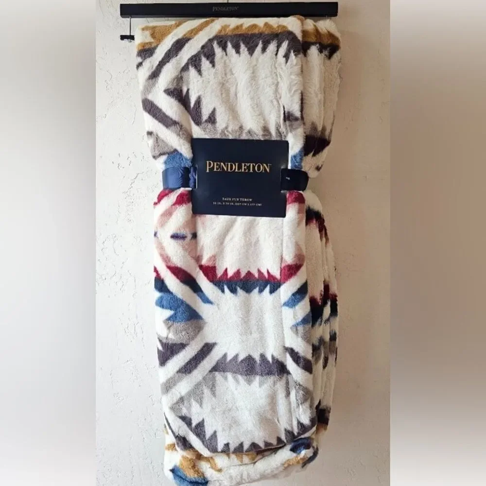 🔥 RARE🔥 Pendleton Faux Fur Throw in White Sands!